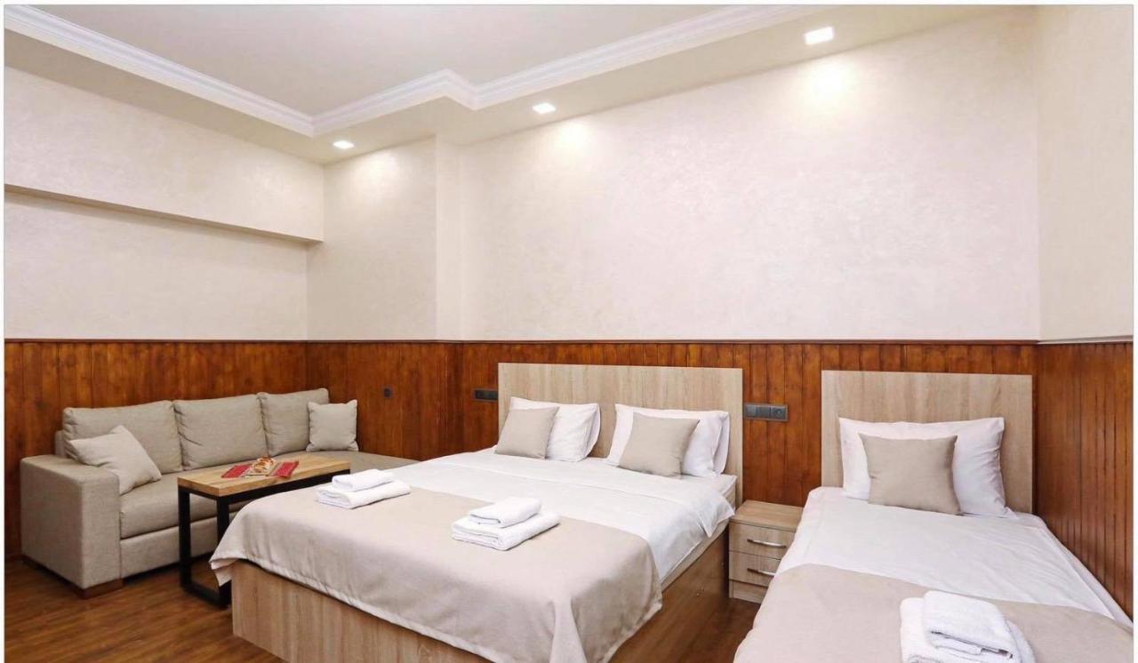 Family Mini-Hotel Martirosyan'S And Tours Erevan Exterior foto