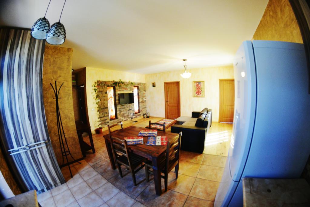 Family Mini-Hotel Martirosyan'S And Tours Erevan Exterior foto