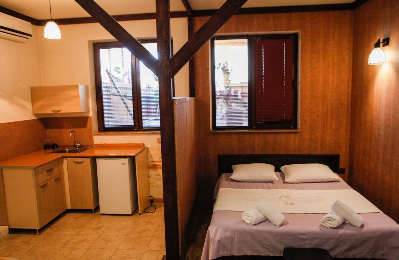 Family Mini-Hotel Martirosyan'S And Tours Erevan Exterior foto