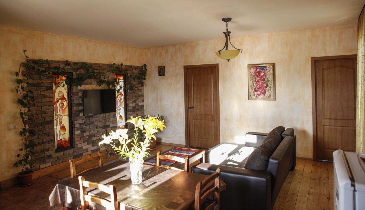 Family Mini-Hotel Martirosyan'S And Tours Erevan Exterior foto