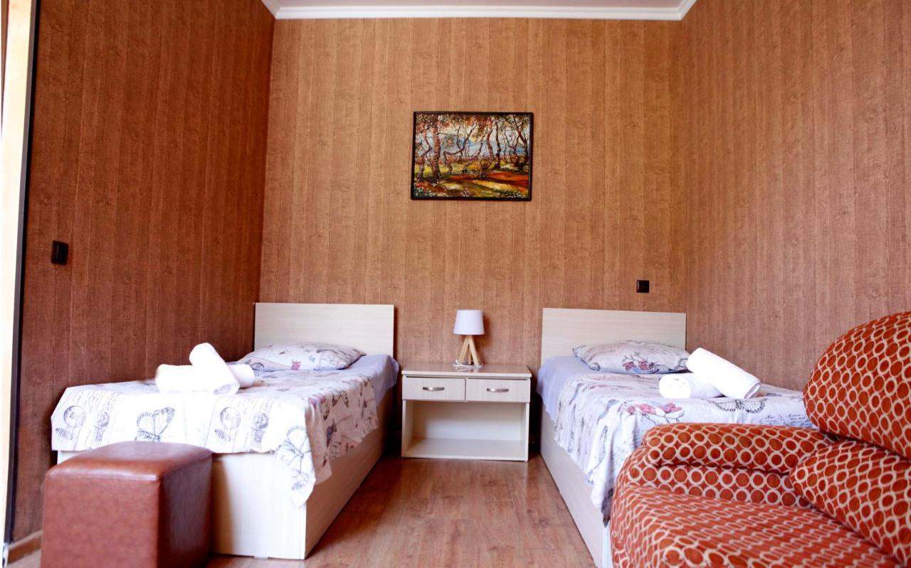 Family Mini-Hotel Martirosyan'S And Tours Erevan Exterior foto